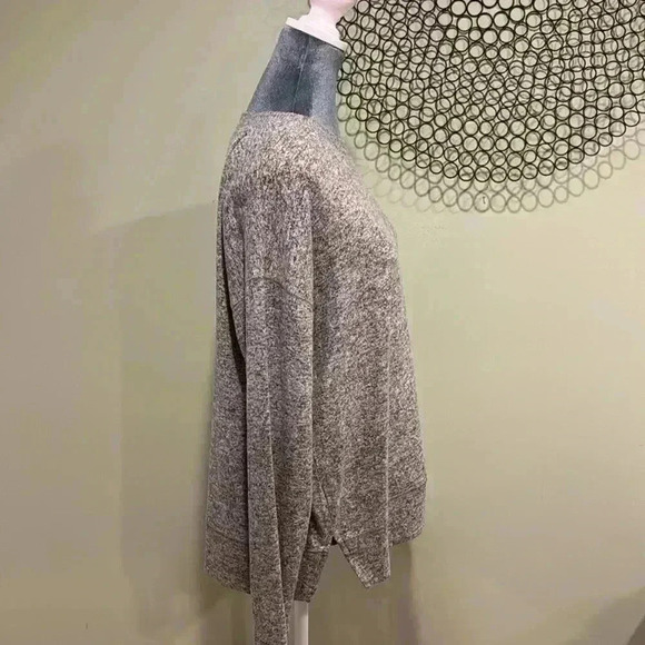Lucky Brand Women’s Gray Crew Neck soft top - Size Large - Picture 2 of 4